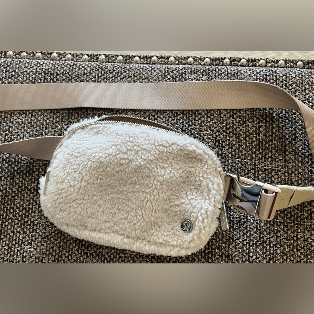 LULULEMON SHERPA BLET BAG